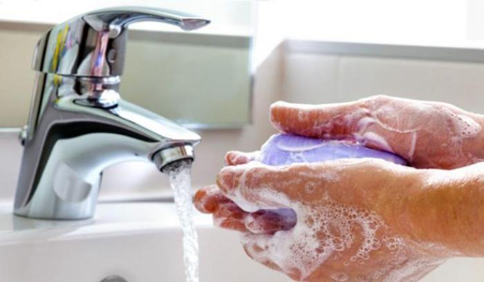 In che modo acqua e sapone uccidono virus e germi: la parola all'esperto